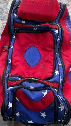BOWNET COMMANDER CATCHER'S ROLLING WHEELED BAG - (Used)  small hole can be seen last picture