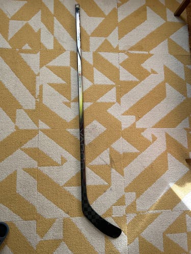Junior Bauer Vapor Hyperlite 2 Right Handed Hockey Stick P90TM (Used)