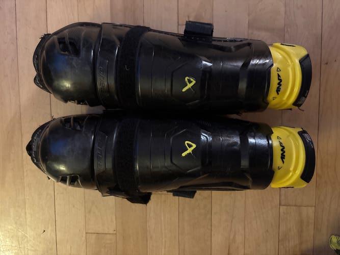 Junior Bauer Supreme M3 12" Shin Pads (Used)