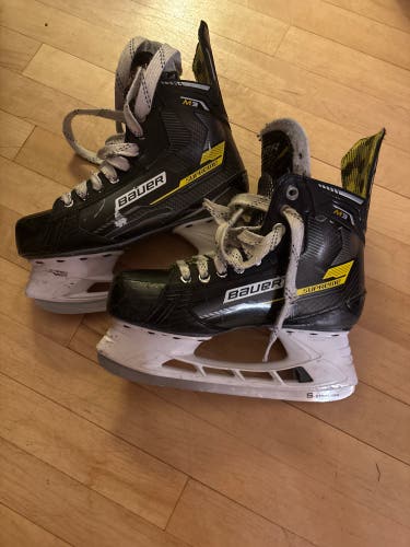 2022 Bauer Supreme M3 Hockey Skates Extra Wide Width Size 5.5 (Used)