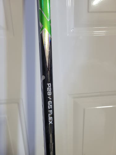 Intermediate green ! Bauer Vapor FlyLite Left Hand Hockey Stick P28 (New)