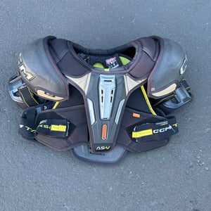 Men's Medium Senior CCM AS-V Shoulder Pads (Used)