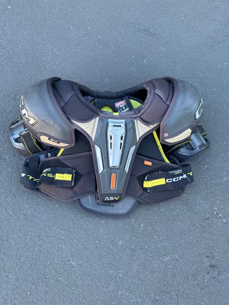 Men's Medium Senior CCM AS-V Shoulder Pads (Used)