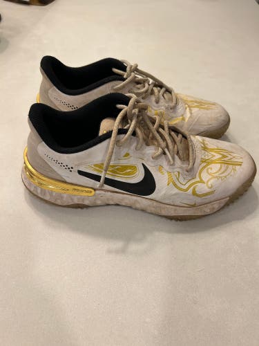 White Men's Size M 8.0 (W 9.0) Adult Nike Alpha huarache elite 3 Low Top Turf Cleats (Used)