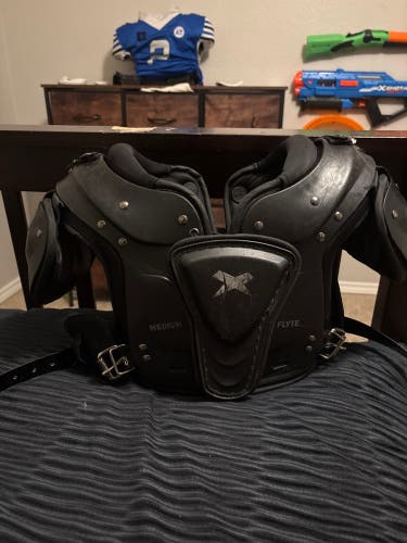 Medium Youth Xenith Flyte Shoulder Pads (Used)