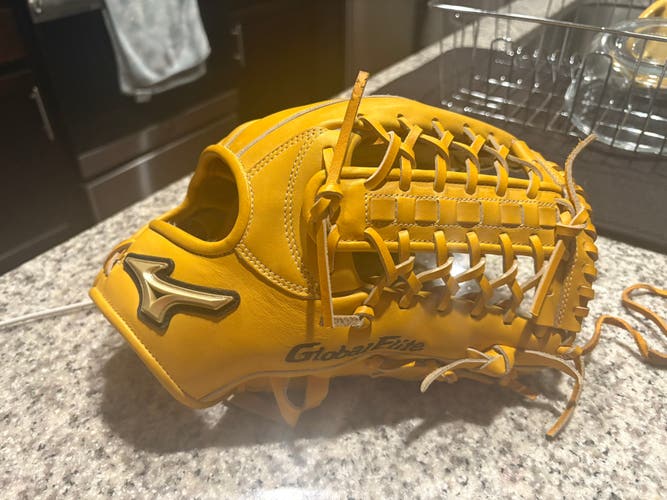 Mizuno Global Elite RH Pitcher's Baseball Glove 12.25" (New)