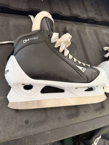 2018 Graf DM1030 Hockey Goalie Skates Extra Wide Width 10.5 (Used)