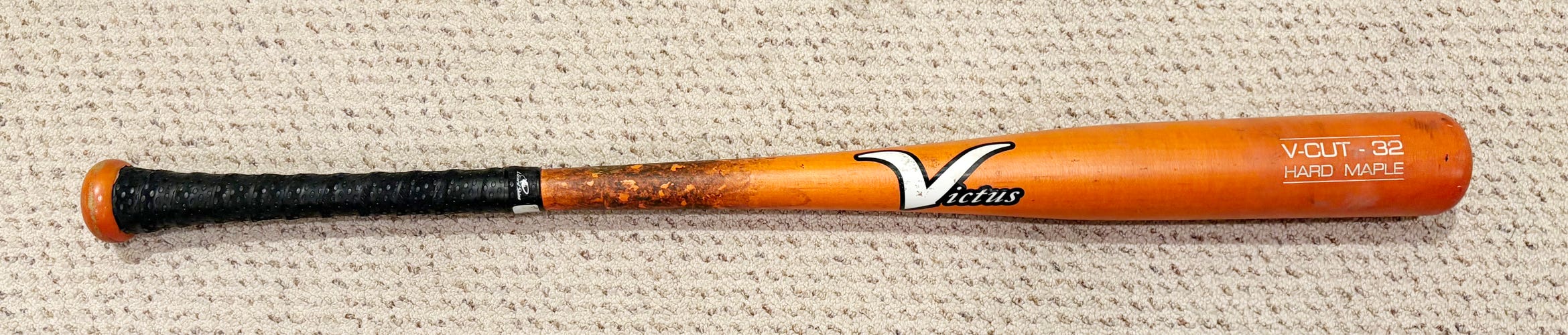 Victus V-Cut Hard Maple Bat 32"