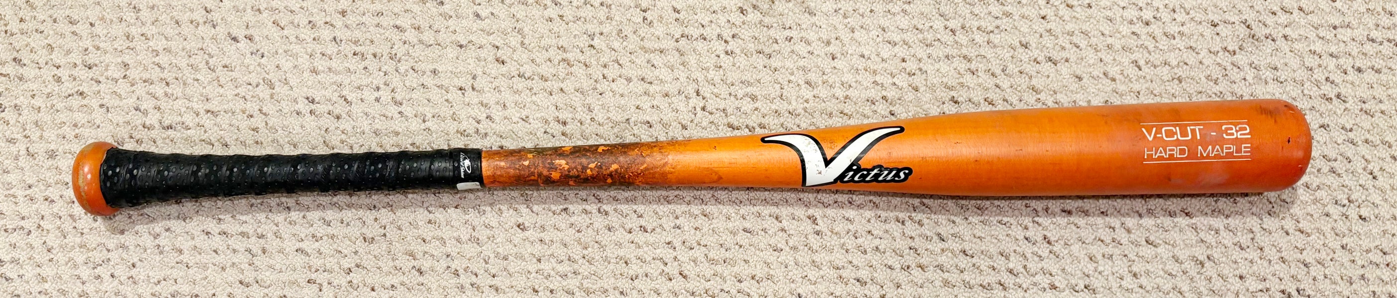 Victus V-Cut Hard Maple Bat 32"