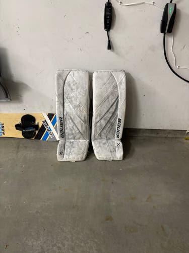 Medium 2023 Bauer Vapor X5 Pro Goalie Leg Pads (Used)