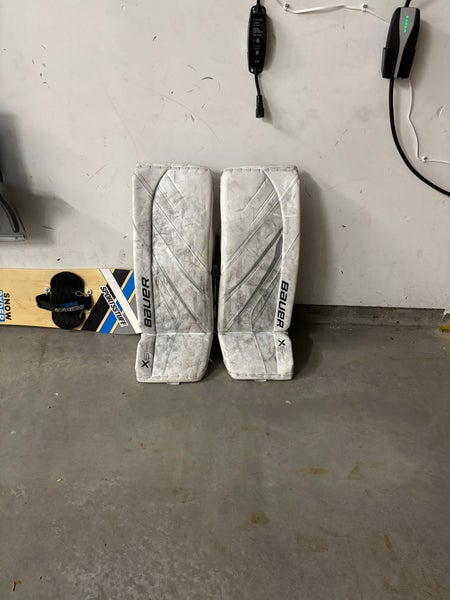 Medium 2023 Bauer Vapor X5 Pro Goalie Leg Pads (Used)