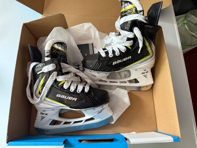 2025 Bauer S25 Vapor Velocity (SMU) Hockey Skates Regular Width Size 1 (Used)