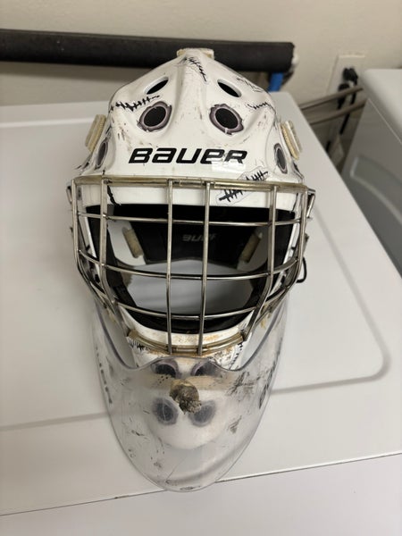 White Intermediate Bauer NME IX Goalie Mask (Used) fit 0.5. Size 6.5-7