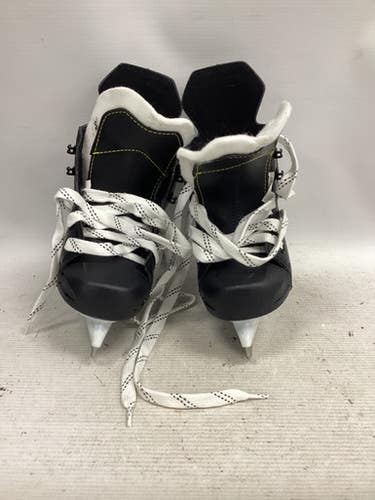 Used CCM TACKS Youth Hockey Skate Youth 09.0 11851-S000039530