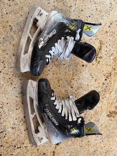 2023 Bauer Vapor Hyperlite 2 Hockey Skates 9 (Used)