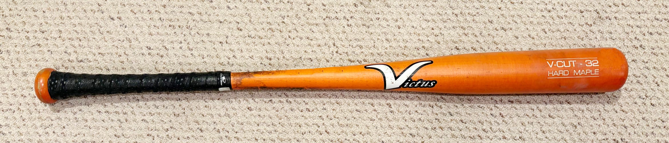 Victus V-Cut Hard Maple Bat 32"