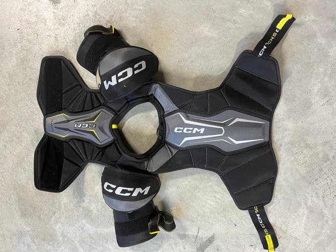 Men's Large Senior CCM Tacks Classic Shoulder Pads (Used)