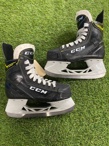 Junior CCM Super Tacks Hockey Skates Regular Width Size 2 (Used)
