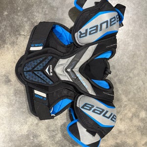 Medium Junior Bauer Supreme One.8 Shoulder Pads (Used)