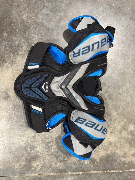 Medium Junior Bauer Supreme One.8 Shoulder Pads (Used)