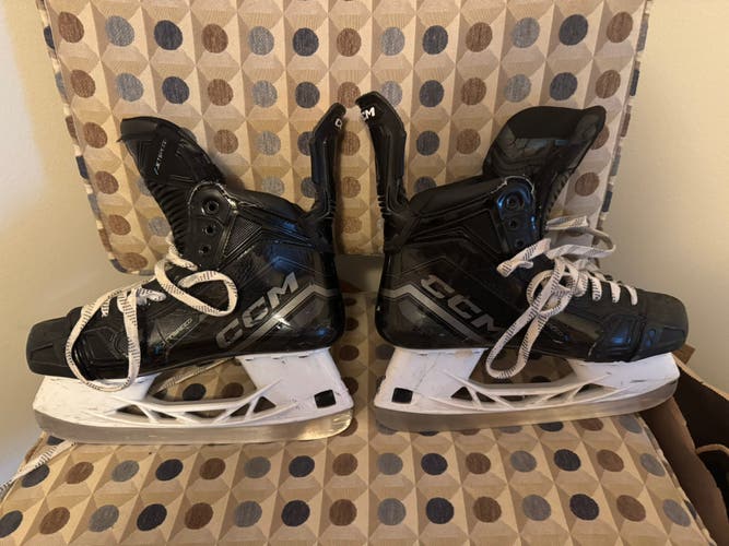 2023 CCM JetSpeed FT690 Hockey Skates Regular Width 8.5 (Used)