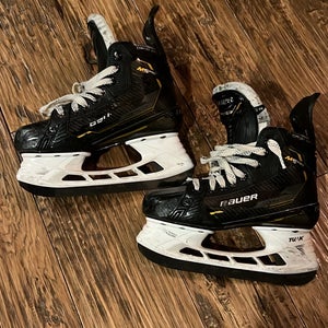 2022 Bauer Supreme M5 Pro Hockey Skates Size 4 (Used)