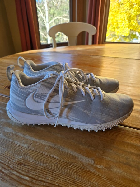 Lightly used Nike Vapor Low Turf Cleats (M 9.5)