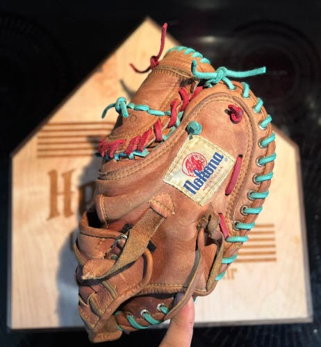 Nokona RH Catcher's Glove 34" (Used)