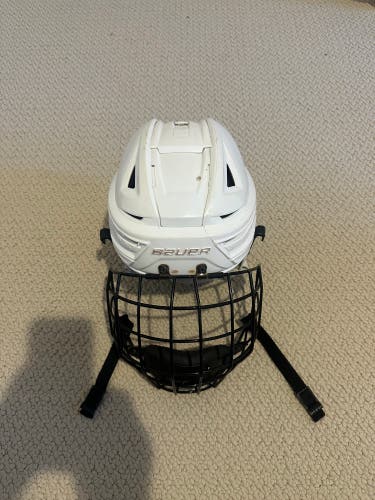 Medium Bauer Re-Akt 150 White Helmet  w/ Small CCM Cage (Used)