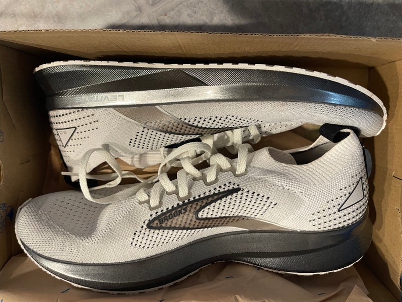 Brooks Levitate Stealthfit 5  Women's Size 9  Adult Used