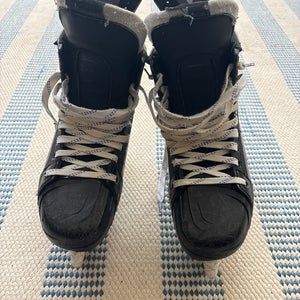 2021 Bauer Vapor Hyperlite Hockey Skates Regular Width Pro Stock 9 (Used)