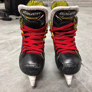 Bauer Supreme M4 Hockey Skates Size 2.5 (Used)