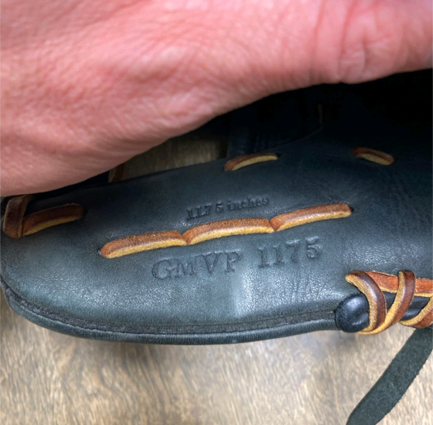 Mizuno RH Baseball Glove 11.5" (Used)