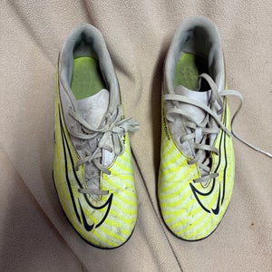 White Kids 6Y (Big Kids / Youth) Nike Phantom Molded Cleats Cleats (Used)