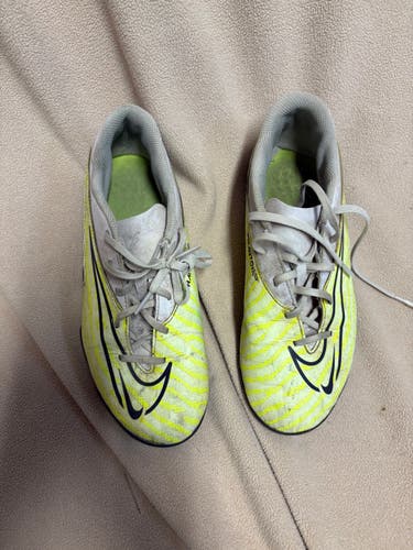 White Kids 6Y (Big Kids / Youth) Nike Phantom Molded Cleats Cleats (Used)