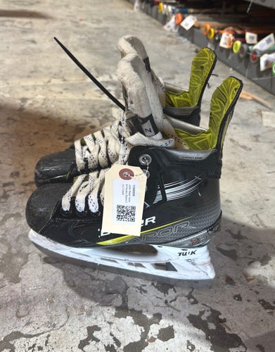 Junior Bauer Vapor X4 Hockey Skates Size 2 (Used)