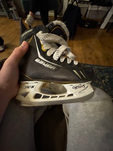 2012 Bauer Supreme One.6 Hockey Skates Size 2.5 (Used)