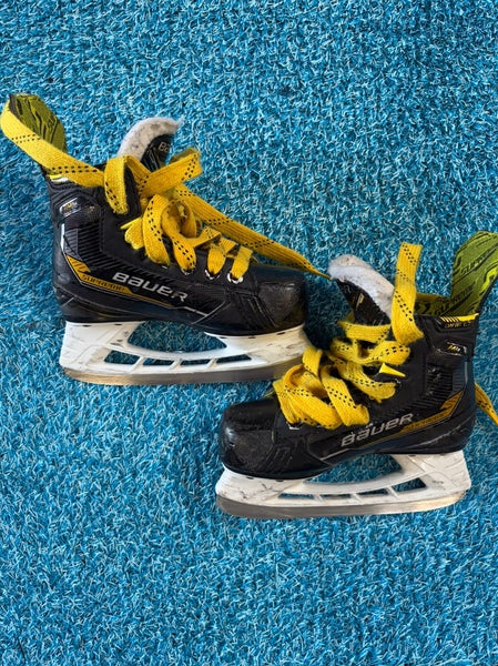 Youth Bauer Supreme M4 Hockey Skates Regular Width 11 (Used)