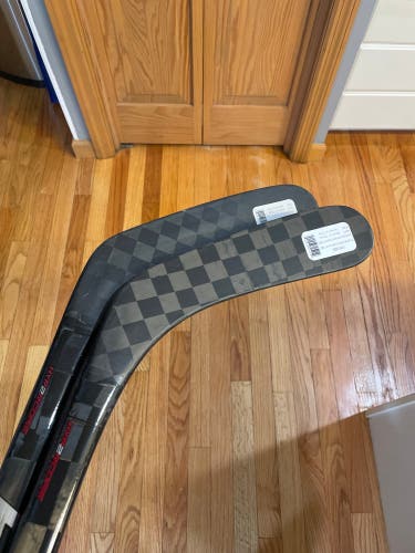 Senior Bauer Vapor Hyperlite 2 Right Handed Hockey Stick P92 (New) 2 pack