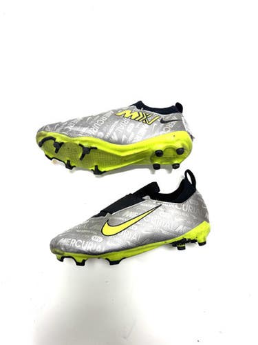 Used Nike Soccer Cleats Grey Junior 03.5 11860-S000300115