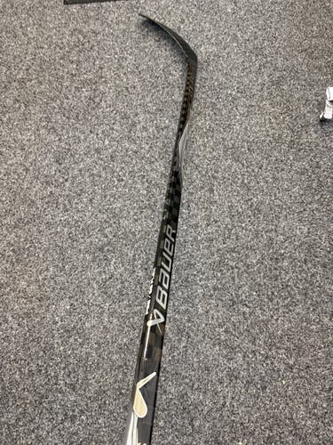 Intermediate Bauer Vapor LTX Pro Right Handed Hockey Stick P28 (Used)