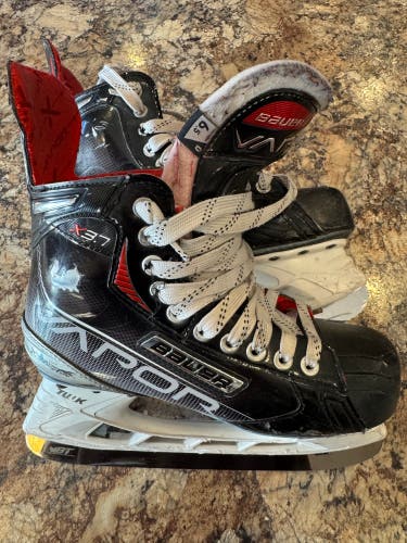 Used intermediate Bauer Vapor X3.7 Hockey Skates Size 6.5