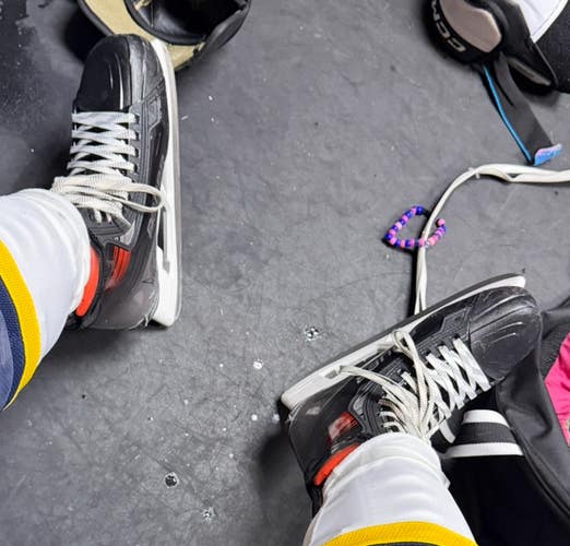 2025 Bauer Vapor 5x pro Hockey Skates 9.5 (Used)