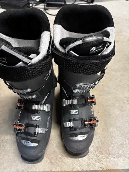 Mondo 26 & 26.5 Women's Tecnica All Mountain Mach 1 Ski Boots Medium Flex (Used)