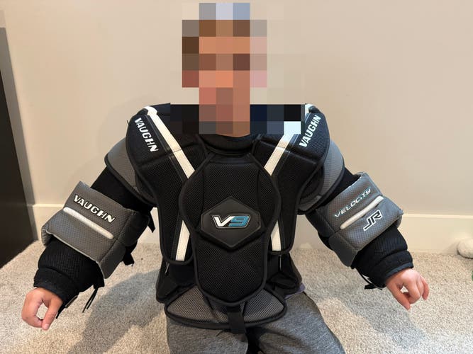Small / Medium Vaughn Velocity V9 Goalie Chest Protector (Used)
