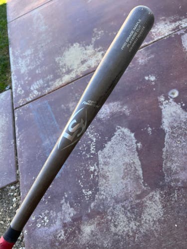 Louisville Slugger Bat (-3) 30 oz 33" (Used)