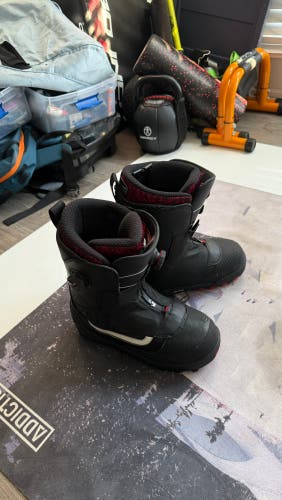 Size M 12.0 (W 13.0) Vans Snowboard Boots Stiff Flex (Used)