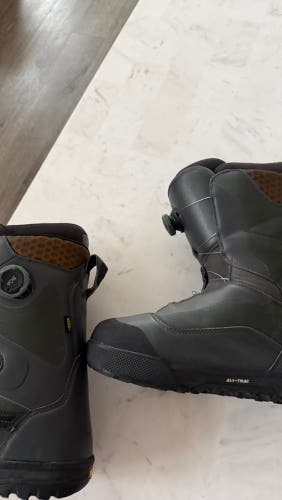 Men's Size M 12.0 (W 13.0) Vans Aura pro Snowboard Boots Freestyle (Used)