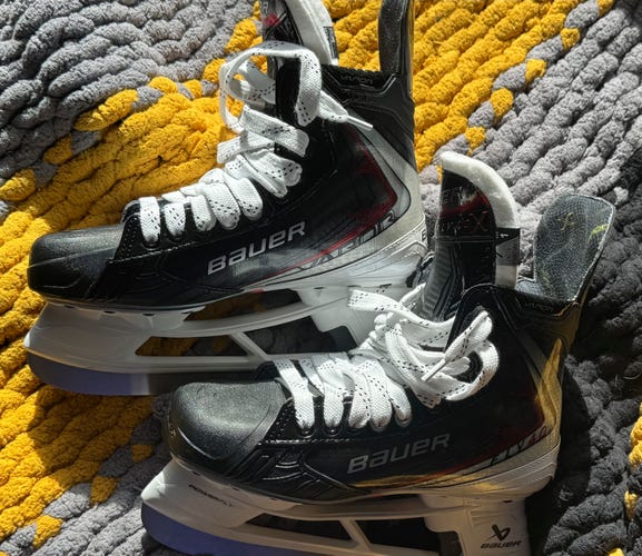 2026 Bauer Vapor FLY40 Hockey Skates Regular Width (New)