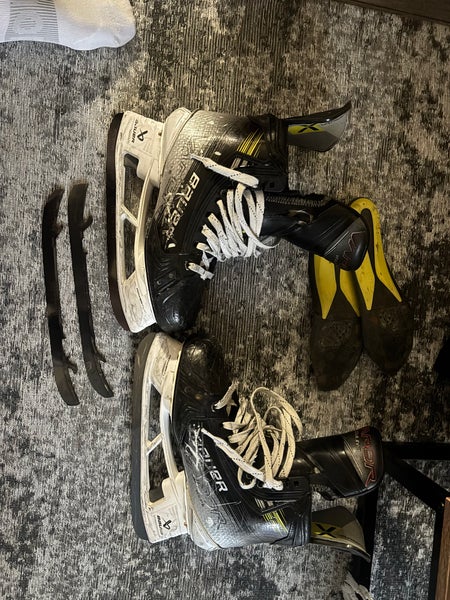 Bauer Vapor Hyperlite 2 Hockey Skates Regular Width 7.5 (Used) with two sets of fly-ti blades